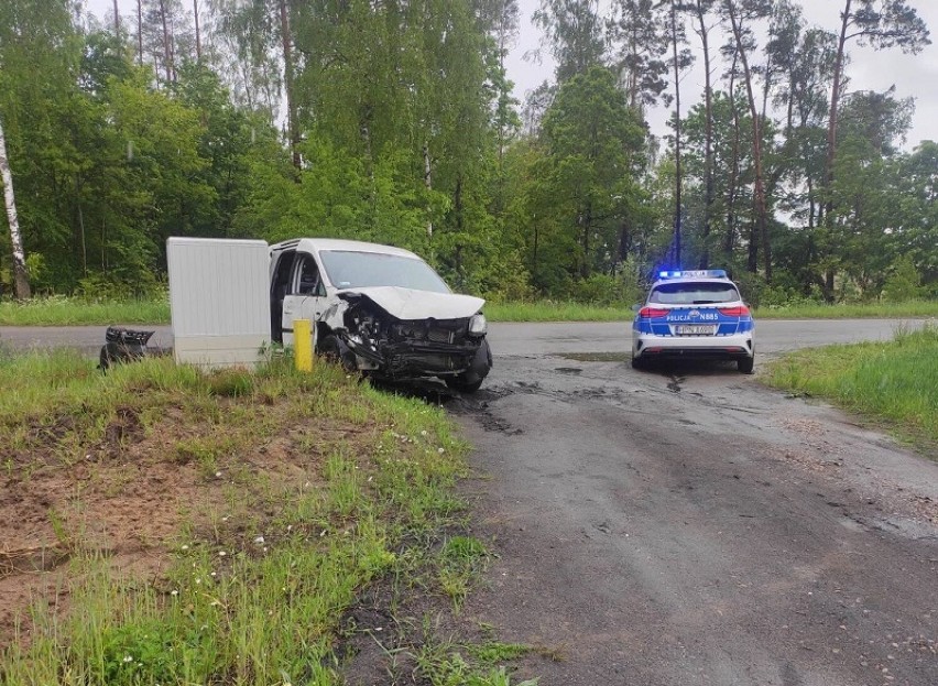 Gmina Cewice. Między Pieskami a Siemirowicami wybiegła mu sarna na drogę