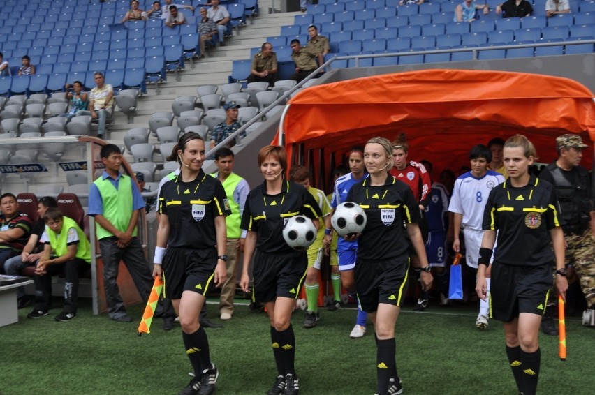 Monika Mularczyk (druga od lewej) przed meczem Ligi Mistrzyń...