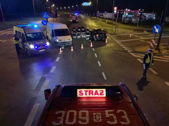 Do groźnego wypadku doszło w piątek nad ranem na drodze krajowej nr 5 (trasa z Osielska do Bydgoszczy). 

Na wysokości stacji Orlen zderzyły się fiat ducato i opel astra. Droga w kierunku Bydgoszczy została zablokowana. Mężczyzna jadący oplem został zabrany do szpitala. Strażacy odebrali wezwanie około godziny 5.30. Ruch do Bydgoszczy odbywał się ul. Gdańską.

Więcej zdjęć na następnych stronach.

(sier)





