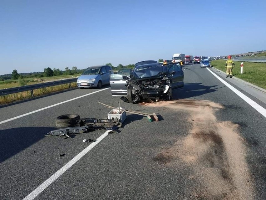 W wypadku uczestniczył samochód osobowy i laweta. Na...