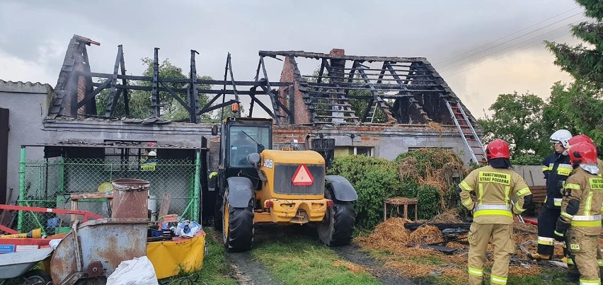 Pożar w Sławnie w gminie Kiszkowo. Palił się budynek gospodarczy