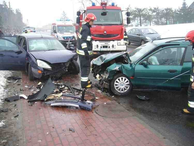 Policja Żory: Wypadki: Czołowe zderzenie dwóch fordów. Dwaj kierowcy ranni. FOTO