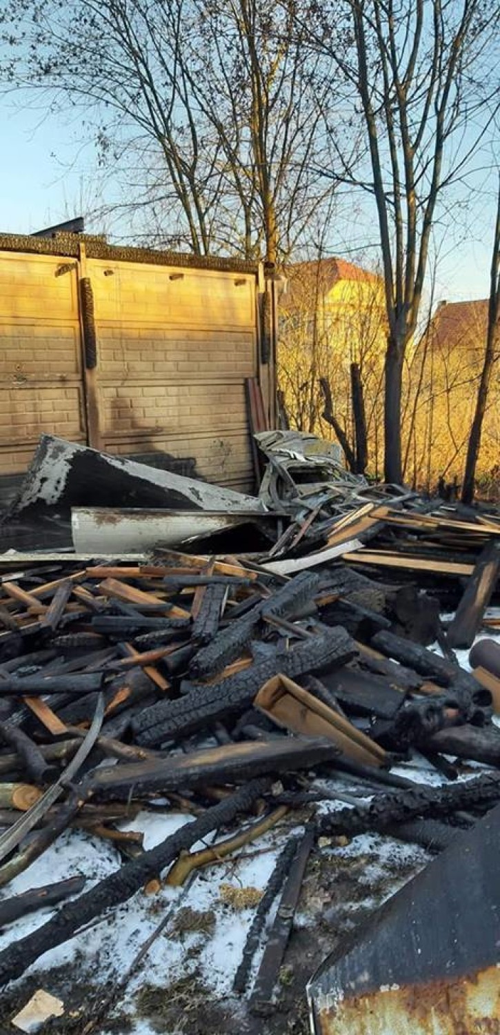 Pożar w Wyszynach. Palił się budynek gospodarczy, jedną z ratowniczek zabrano do szpitala (FOTO)