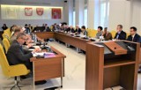 Rady Powiatu i miejska w Olkuszu nie uchwaliły apelu o obronę dobrego imienia Jana Pawła II. Projekty zostały odesłane z powrotem do komisji