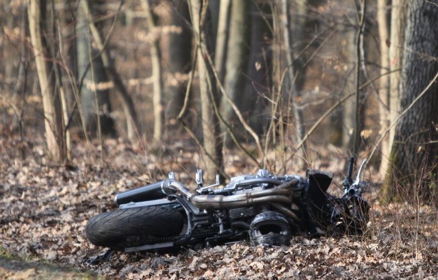 W dniu 14 kwietnia, na drodze krajowej nr 31, pomiędzy Gryfinem a Lisim Polem, doszło do wypadku drogowego. Motocyklista wypadł z drogi i uderzył w drzewo. Zmarł na miejscu.

Do wypadku doszło około godziny 17.00. Kierujący motocyklem jechał od strony miejscowości Gryfino. Po wypadku na tej trasie występowały utrudnienia w ruchu.

Trwa wyjaśnianie dokładnych okoliczności tego zdarzenia.

Wypadek na ul. Gdańskiej w Szczecinie - ZDJĘCIA

Śmiertelny wypadek motocyklisty - Gryfino