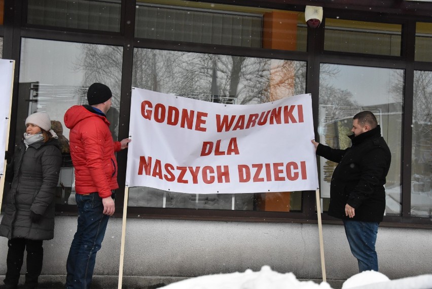 Grojec. Protest mieszkańców poskutkował. Gmina nie obetnie pieniędzy na rozbudowę szkoły [ZDJĘCIA]