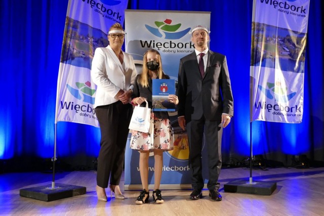 42 uczniów ze szkół podstawowych w gminie Więcbork otrzymało stypendia od burmistrza Waldemara Kuszewskiego