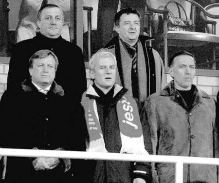 W dwuszeregu na trybunach Legii: prezes Łódzkiego Związku Piłki Nożnej Edward Potok (u góry od lewej) i prezes PZPN Michał Listkiewicz (na dole od prawej)