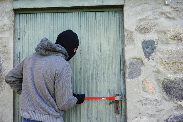 W wakacje wzrasta liczba włamań do domów. Mieszkańcy wzajemnie ostrzegają się przed zagrożeniami.