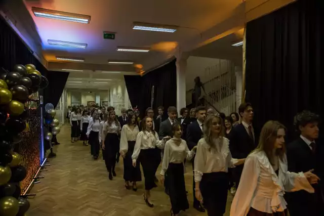 W sobotę, 3 lutego, odbył się bal studniówkowy uczniów z XVIII LO im. Jana Zamoyskiego w Warszawie. Zabawa została zorganizowana w budynku szkoły przy ul. Smolnej.