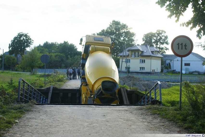 Pod ciężarówką  zawalił się most