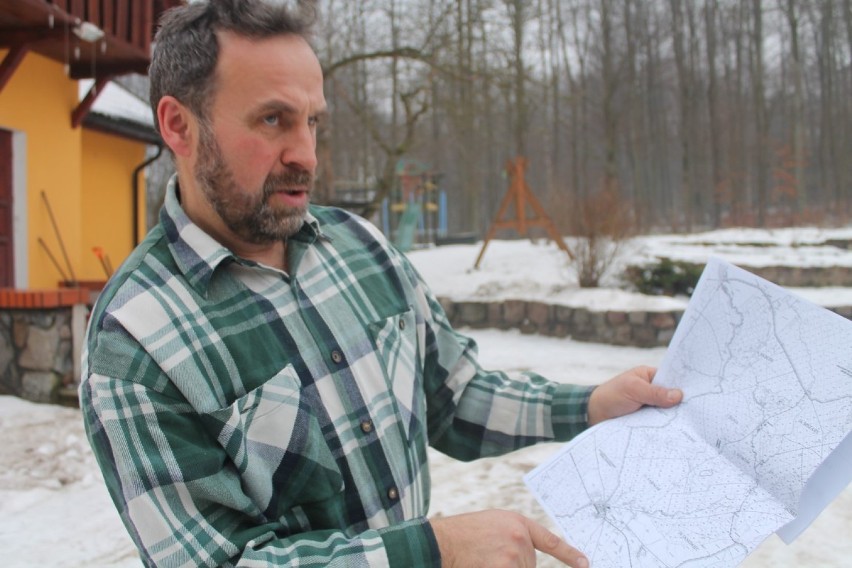Marek Patalas pokazuje obszar występowania wilków
