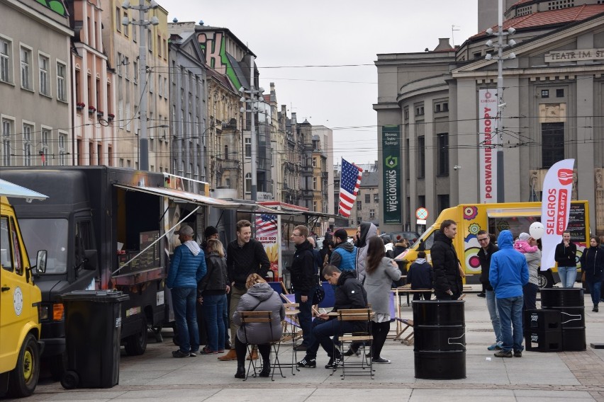 Zlot food trucków na rynku w Katowicach