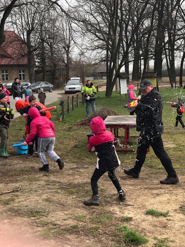 Lany Poniedziałek w Grabicach, czyli tzw. Wodna Wojna.