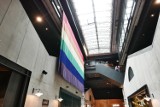 Największa tęczowa flaga w Polsce właśnie zawisła w Warszawie. Rozpoczyna się 13. edycja LGBT+ Film Festival
