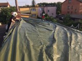 Pomoc dla mieszkańców, których domy ucierpiały w gradobiciu w Tomaszowie i gminie Tomaszów [ZDJĘCIA]