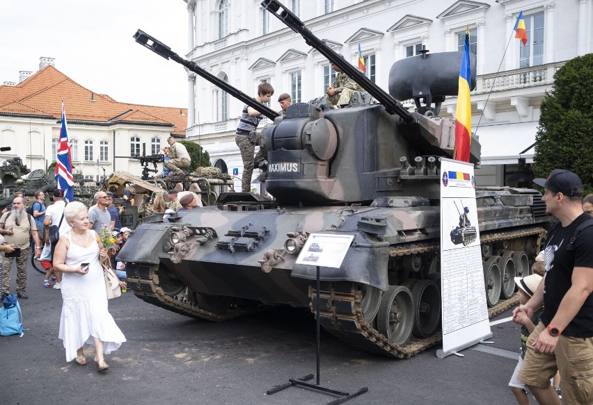 Piknik Wojskowy 2022. Ciężki sprzęt na placu Piłsudskiego. Amerykański czołg Abrams i zestaw przeciwlotniczy Gepard