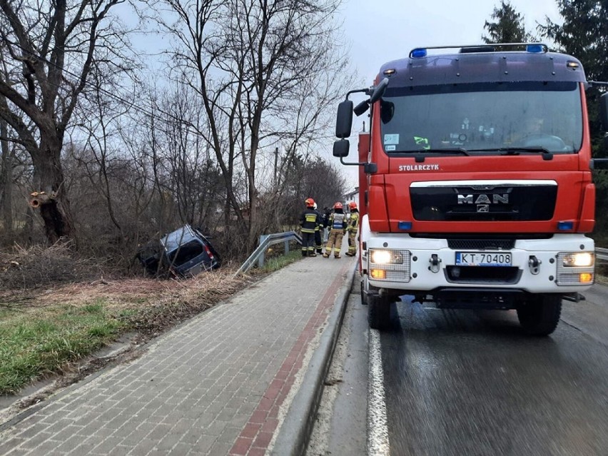 Citroen wypadł z drogi i wylądował w fosie przy wjeździe do...