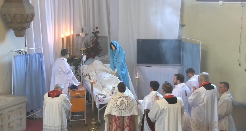 Jezus na szpitalnym łóżku, obok lekarz i Maryja. To grób Pański w kościele we Wrocławiu [FILM, ZDJĘCIA] 