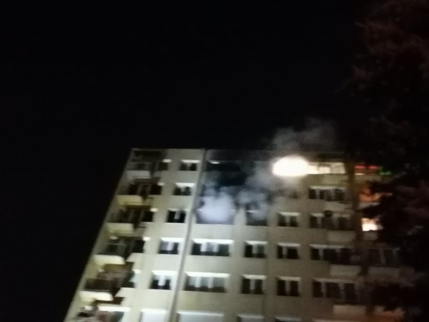 Toruń: Pożar w wieżowcu przy ul. Gagarina. Trzy osoby zostały poszkodowane ZDJĘCIA