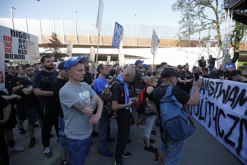 Manifestacja kibiców Ruchu Chorzów przeciwko polityce miasta...