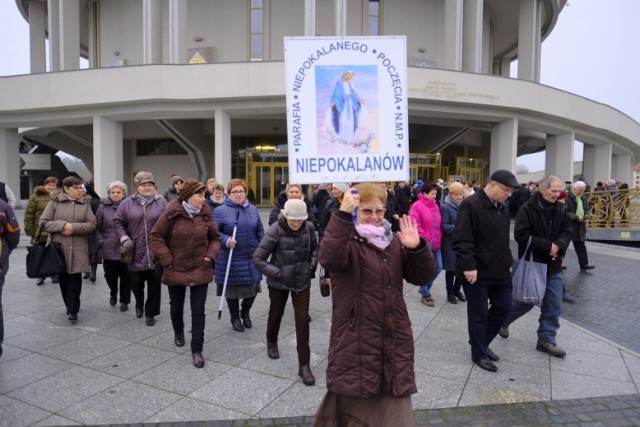 Dziś Radio Maryja obchodzi swoje 26. urodziny. Słuchacze są już w Toruniu. W Arenie Toruń odbędą się główne uroczystości. Poniżej ich program:
-&nbsp;godz. 12.30 – Różaniec
-&nbsp;godz. 13.00 – koncerty i modlitewne oczekiwanie

Zobacz także: Centralne obchody Święta Wojsk Rakietowych i Artylerii w Toruniu [ZDJĘCIA]
-&nbsp;godz. 15.00 – Koronka do Bożego Miłosierdzia
-&nbsp;godz. 16.00 – Uroczysta Msza św. pod przewodnictwem ks. bp. Wiesława Alojzego Meringa, ordynariusza diecezji włocławskiej.

Święto Radia Maryja 2017. Słuchacze zjechali do Torunia na 26. urodziny rozgłośni [ZDJĘCIA]