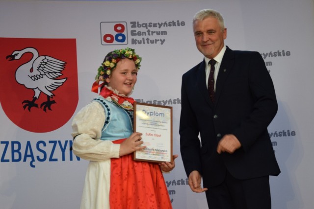 W kategorii solista:sierszenki Jury przyznało Grand Prix dla Młodego Muzyka Ludowego (stypendium Burmistrza Zbąszynia) Zofia Obst

Gmina Zbąszyń. 47. Biesiada Koźlarska. Wręczenie nagród konkurs Młody Muzyk Ludowy -  10.10.202