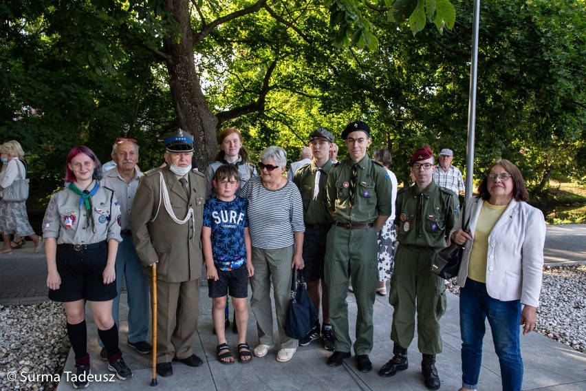 Stargard. W 76. rocznicę wybuchu powstania warszawskiego mieszkańcy spotkali się pod pomnikiem patriotycznym