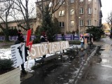 Akcja "Stop zastraszaniu" w Ostrowcu. Protest kobiet na wprost komendy policji (ZDJĘCIA) 