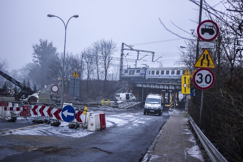 Na ulicy Grunwaldzkiej jest remontowany wiadukt kolejowy....