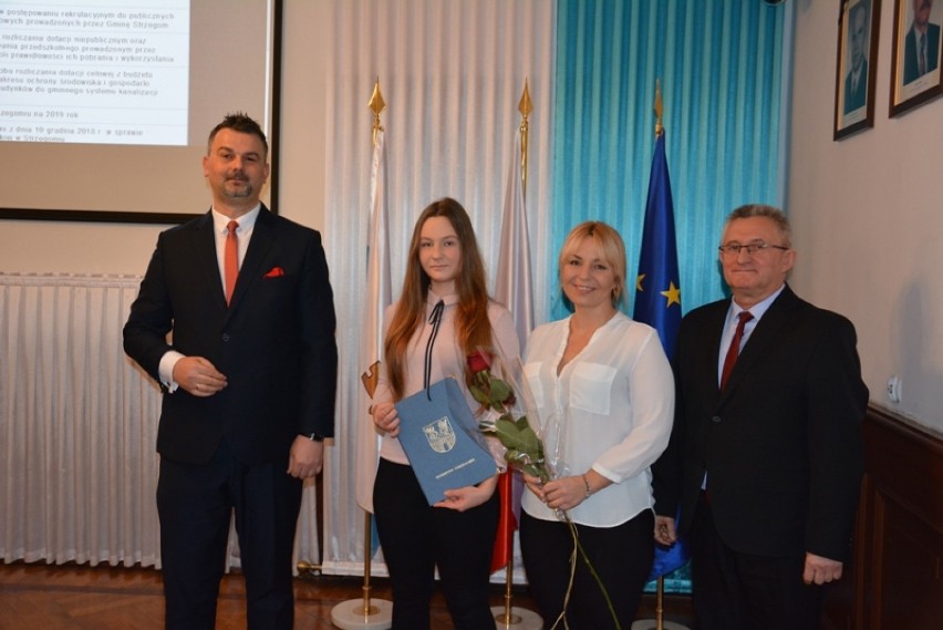 Burmistrz Strzegomia przyznał stypendia za wybitne osiągnięcia dla uczniów i studentów (ZDJĘCIA)