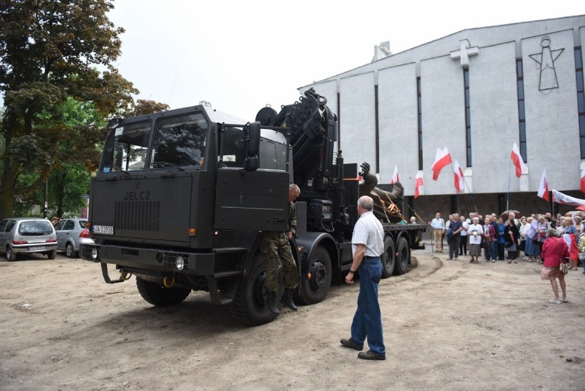 Poświęcenie pomnika zaplanowane jest na godzinę 17:30, potem...