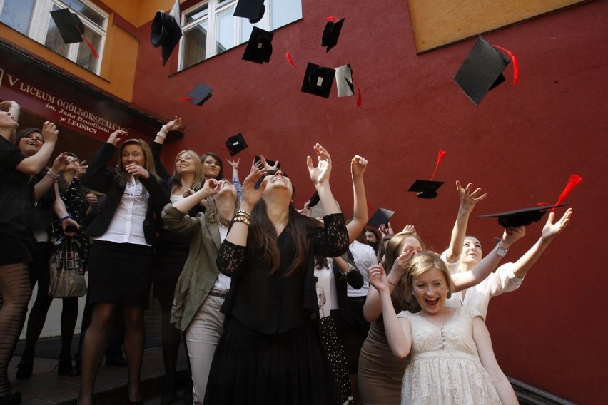 Tak kilka lat temu maturzyści kończyli rok szkolny w Legnicy [ZDJĘCIA] 