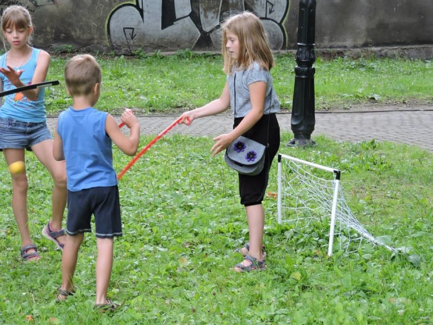 Tak dzieci bawiły się w parku miejskim