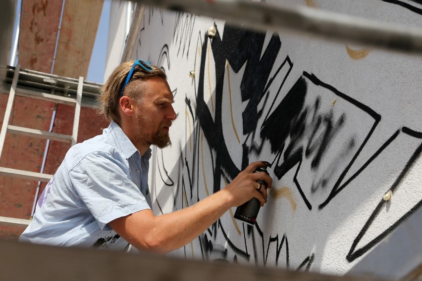 Maciej „Kamer” Szymonowicz w trakcie tworzenia muralu.