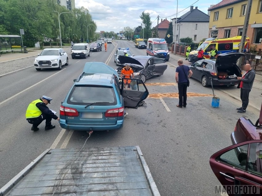 Wypadek w Opolu na Niemodlińskiej. Kierowca był pijany, w rozbitych samochodach były dzieci