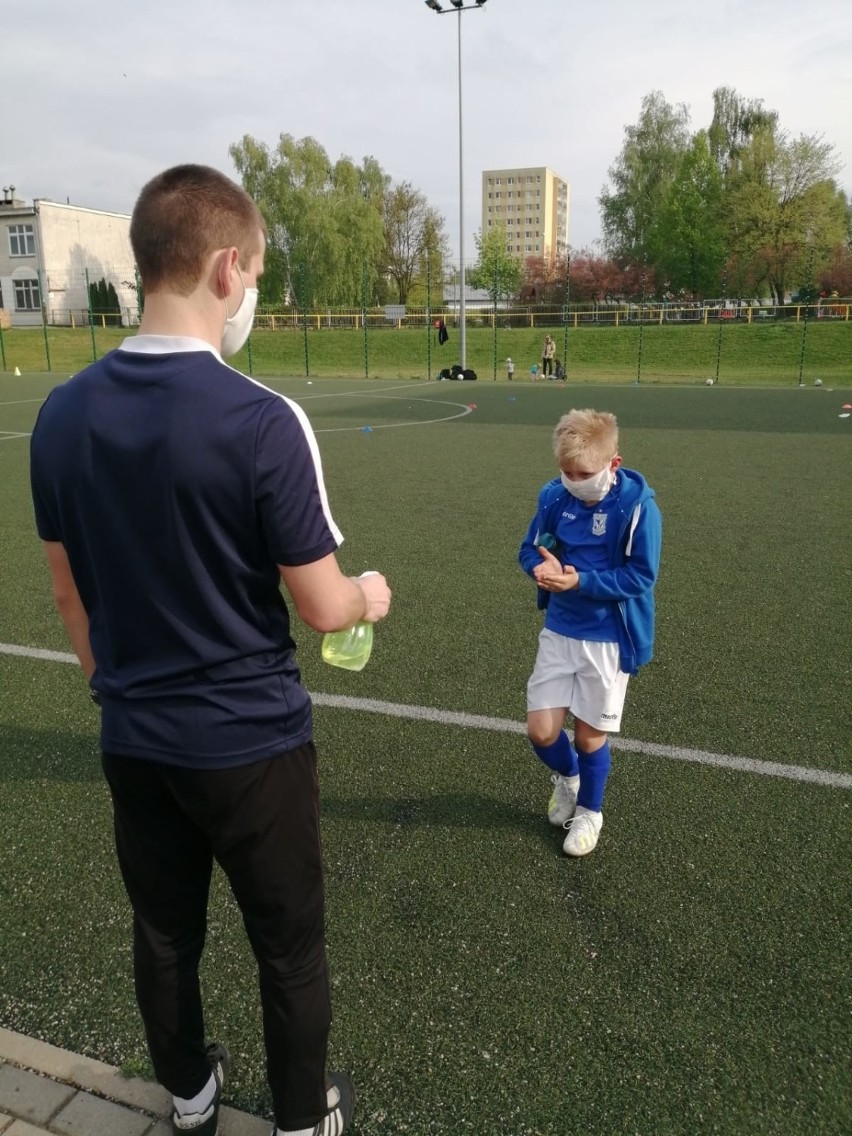 Młodzi piłkarze w Lech Poznań Football Academy nie...