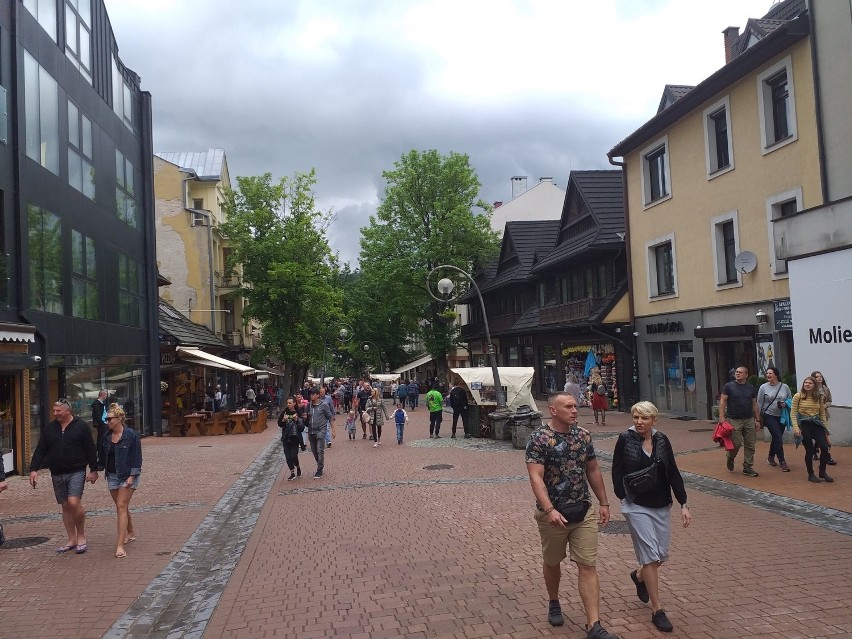 Zakopane. Turyści dopisali. Na Krupówkach prawdziwe tłumy [ZDJĘCIA]