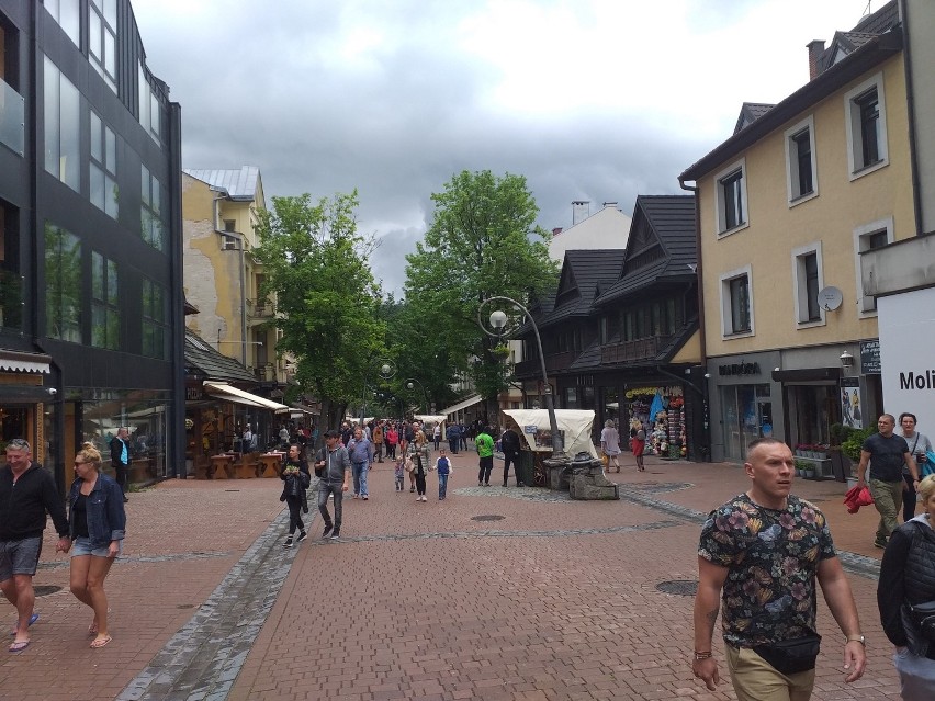 Zakopane. Turyści dopisali. Na Krupówkach prawdziwe tłumy [ZDJĘCIA]