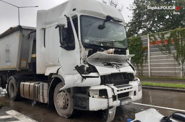 Jedna z ciężarówek biorących udział w wypadku w Żorach