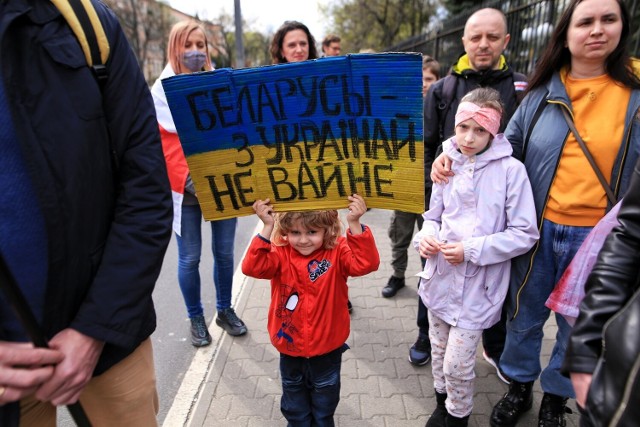 W niedzielę, 24 kwietnia, minęły dwa miesiące od brutalnej agresji Rosji na Ukrainę. Pod hasłem "Poznań Solidarny z Ukrainą – dwa miesiące ludobójstwa" pod konsulatem rosyjskim zebrały się osoby, które swoją obecnością wyrażały sprzeciw wobec prowadzonej przez Rosję wojnie. 

Podczas manifestacji odśpiewano hymn Ukrainy oraz wykrzykiwano "Slava Ukraini". Pod konsulatem pojawiły się też flagi białoruskie, a jedna z przedstawicielek białoruskiej opozycji mówiła, że Białorusini nie sympatyzują z Łukaszenką i z Putinem. Z okazji obchodzonej dziś prawosławnej Wielkanocy Ukraińcom życzono pokoju, a na koniec każdy mógł narysować coś za pomocą kredy, co jedni wykorzystali do rysowania serduszek, a inni pisania, że Putin to Hitler. 

Zobacz zdjęcia --->

