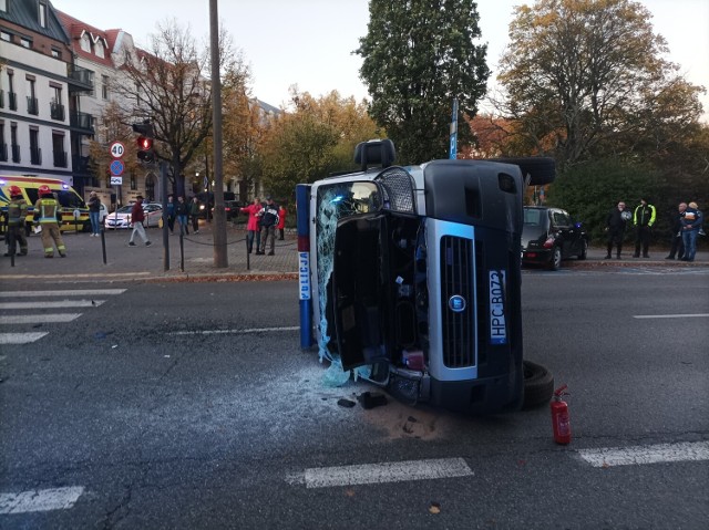 Dwoje policjantów zostało w tym wypadku rannych. Funkcjonariusz, który zasiadał za kierownicą został pouczony.