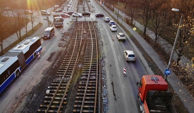 24 lutego Nowa Huta będzie obchodzić swoje 70. urodziny. Zarząd Dróg Miasta Krakowa proponuje, aby pozostawić trwały ślad po tym jubileuszu i uruchomił program modernizacji 70 ulic w tej części miasta. Od 1 lutego mieszkańcy mogą zgłaszać swoje propozycje za pośrednictwem strony internetowej razemwdialogu.pl. My prezentujemy galerię najbardziej zniszczonych ulic i chodników w Nowej Hucie.