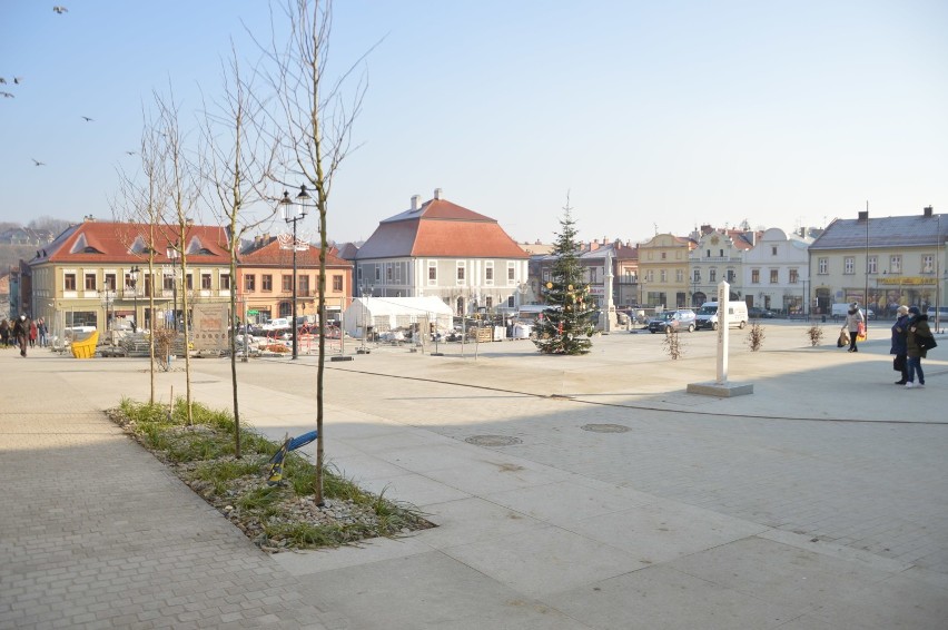 Rynek w Bochni częściowo został udostępniony po przebudowie,...