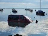 Bus wjechał do Jeziora Nyskiego. Kierowca nie zaciągnął hamulca i nie zostawił auta na biegu
