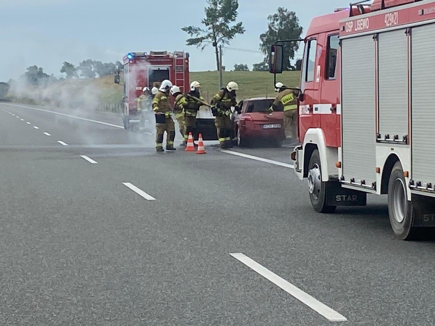 Pożar auta w Malankowie gasili strażacy z OSP Podwiesk
