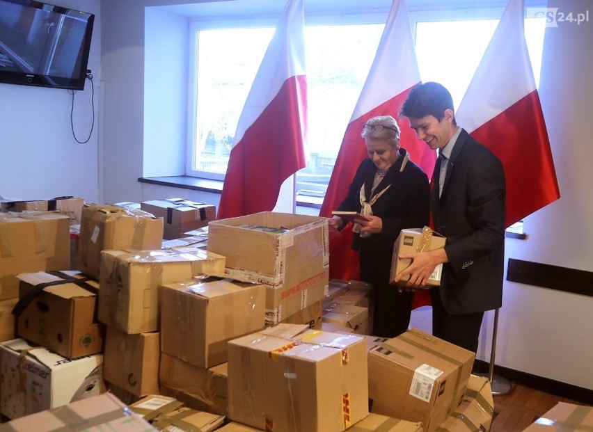 Zbierali książki dla Polonii. Zebrano ponad 10 tysięcy tytułów! [ZDJĘCIA, WIDEO]