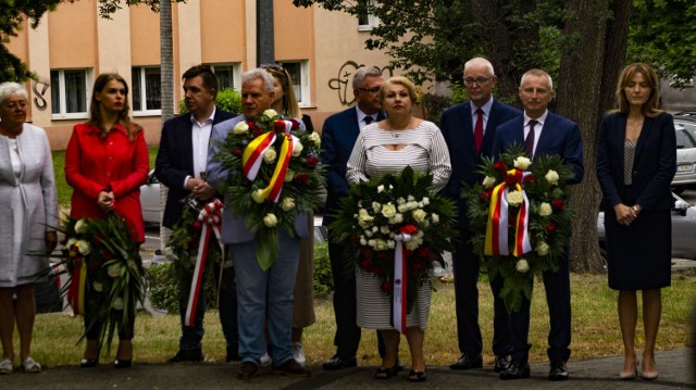Liczne delegacje złożyły kwiaty pod obeliskiem poświęconym Żołnierzom Armii Krajowej w Inowrocławiu