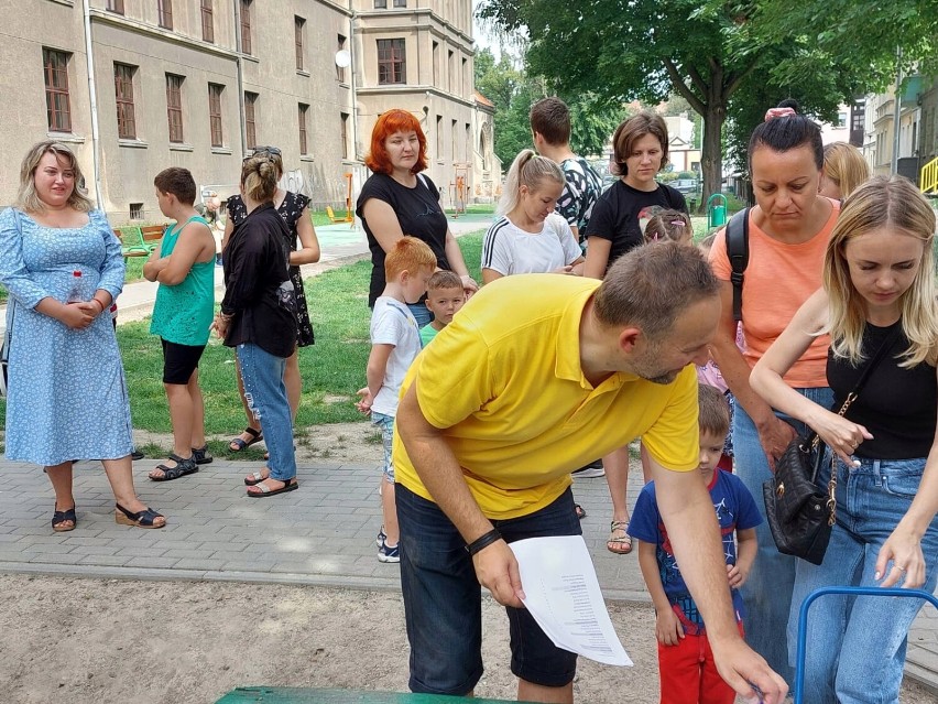 Wyprawki i plecaki dla uchodźców żyjących w Oleśnicy 