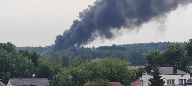 Do groźnie wyglądającego pożaru doszło na składowisku części samochodowych w Garwolinie na Mazowszu.